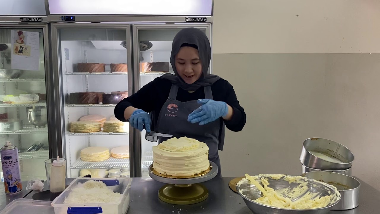 How to frost a cake-simple tutorial on frosting cake