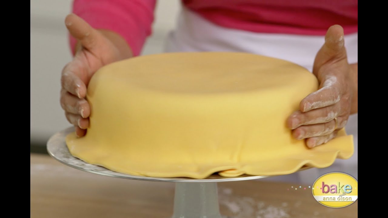 Bake with Anna Olson (Advanced): Covering a Cake in Fondant