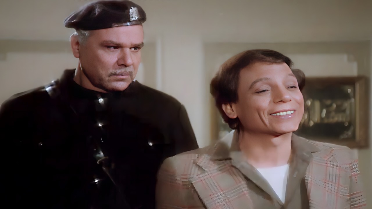 ربع ساعة من الضحك مع عادل امام لما سرق الحكومة وبلغ عن نفسه 😂😂 عملت لباس بالقماش اللي وزعتوه 🤣🤣