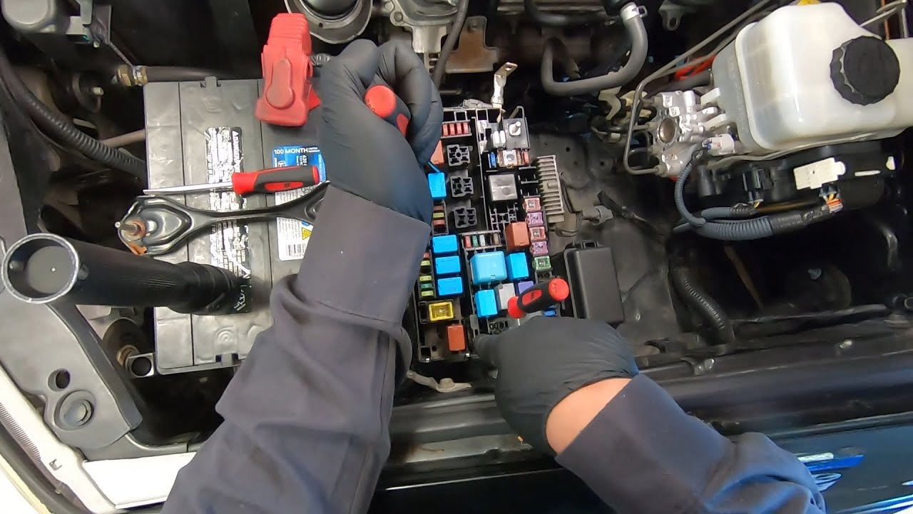 Замена предохранителя генератора 140 А для Toyota 4Runner 4-го поколения (2003-2009 гг.) своими р...