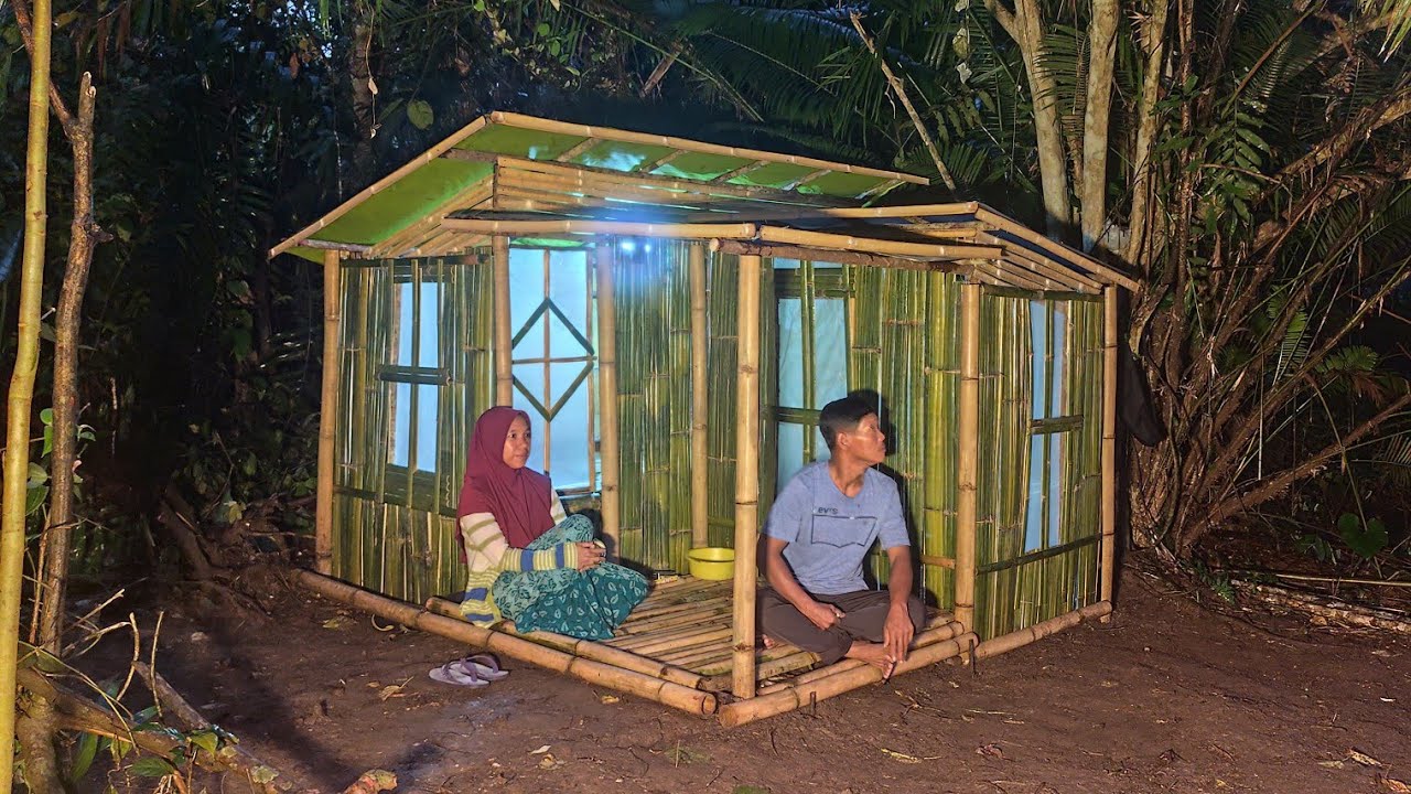 Camping hujan deras || 2 hari membangun tempat perlindungan bersama istri tidur nyenyak di hutan
