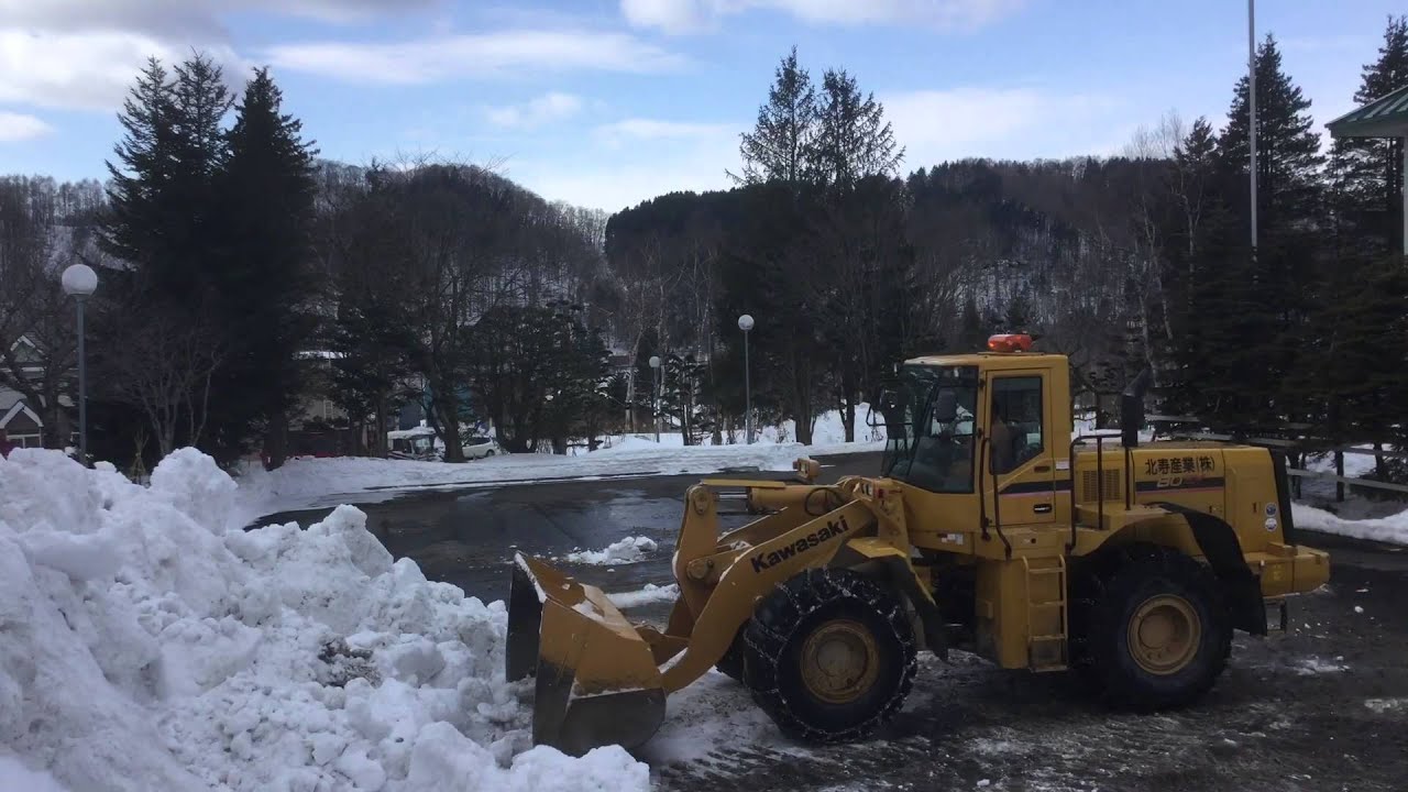 ダンプへの排雪 積込み作業