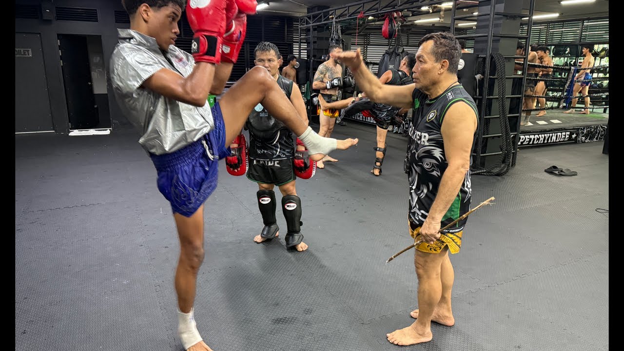 Live Thailand Muay Thai Training at Bangkoks Top Gym! Sparring & Padwork
