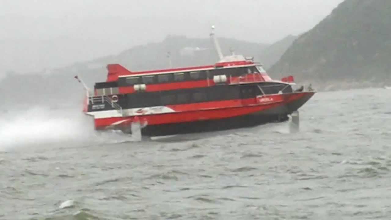 暴風韋森特下返港的水翼噴射船