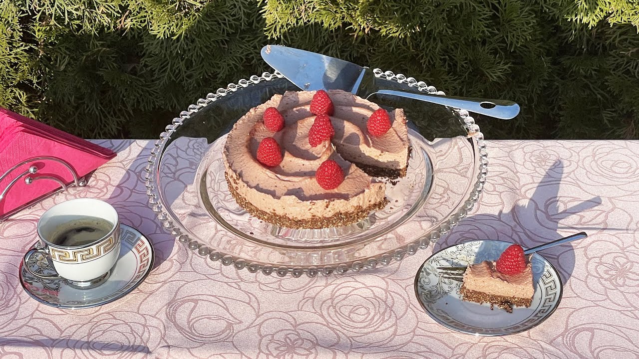 Raw raspberry cheesecake (Суров малинов пай с веган блат и малиново-ядков крем)