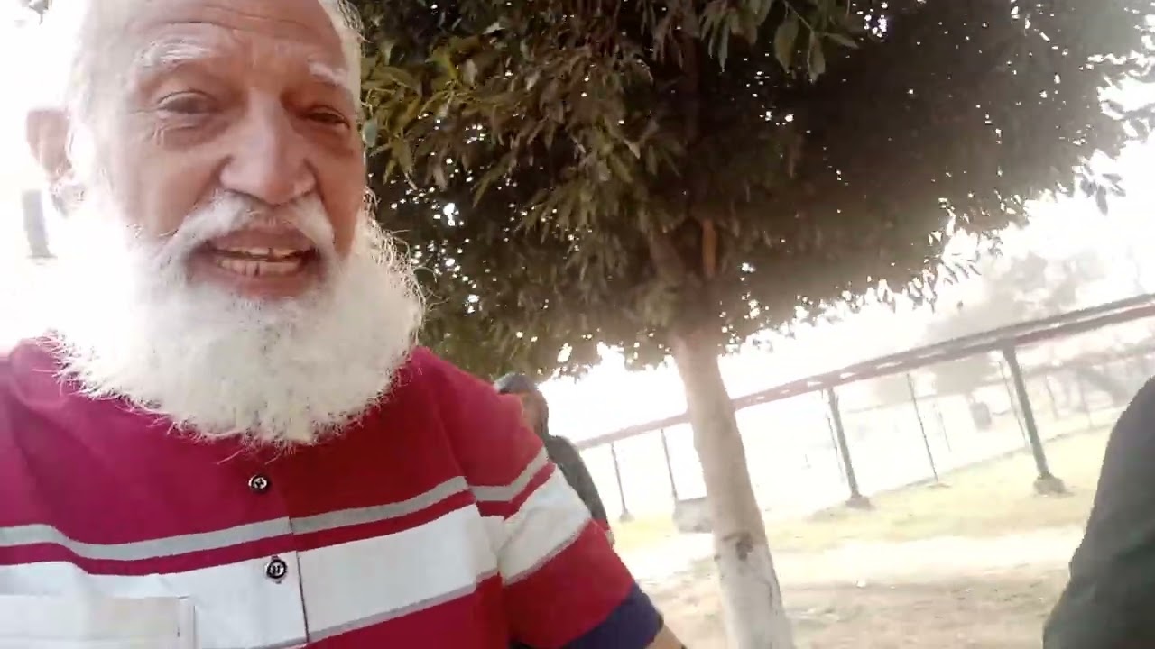 سیالکوٹ پارک میں واک کرتے ہوئے