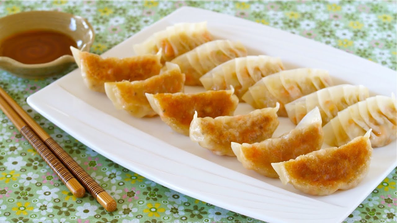 Vegetable Gyoza (Vegetarian Fried Dumplings) 野菜餃子の作り方 - OCHIKERON - CREATE EAT HAPPY