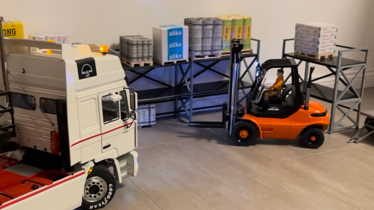 Rc Forklift From Lxy Rc4wd is testing the new pallet rack and the freight from Andys Ladegut in 1:14