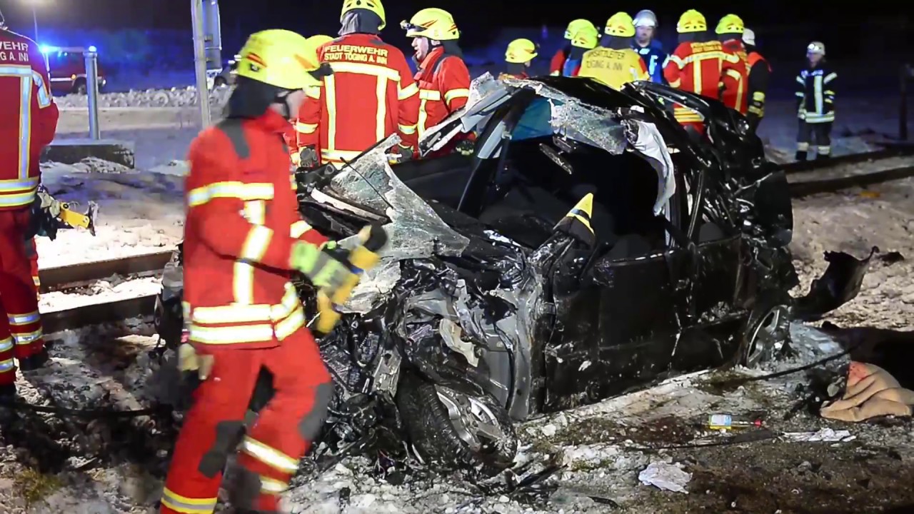 Schwerer Verkehrsunfall am Bahnübergang in Töging am Inn: Auto kollidiert mit Zug