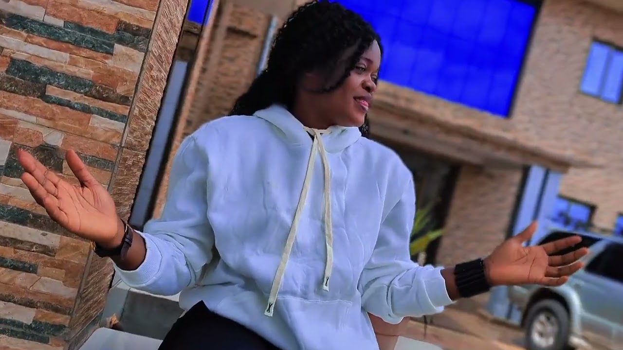 JO&Euml;LLE LUKENGU chante PAPA .