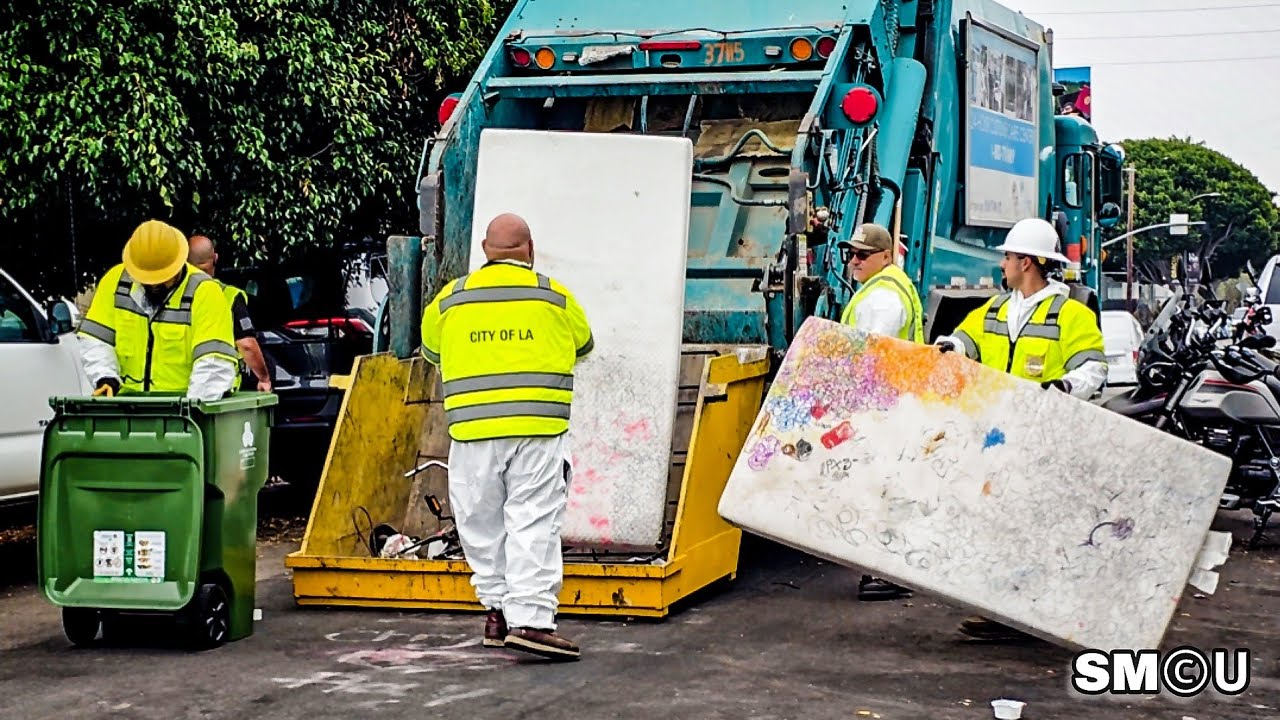 𝗗𝗢𝗡’𝗧 𝗟𝗘𝗧 𝗧𝗛𝗘 𝗕𝗘𝗗 𝗕𝗨𝗚𝗦 𝗕𝗜𝗧𝗘: City Crews Haul Mattresses in Venice Encampment Sweep