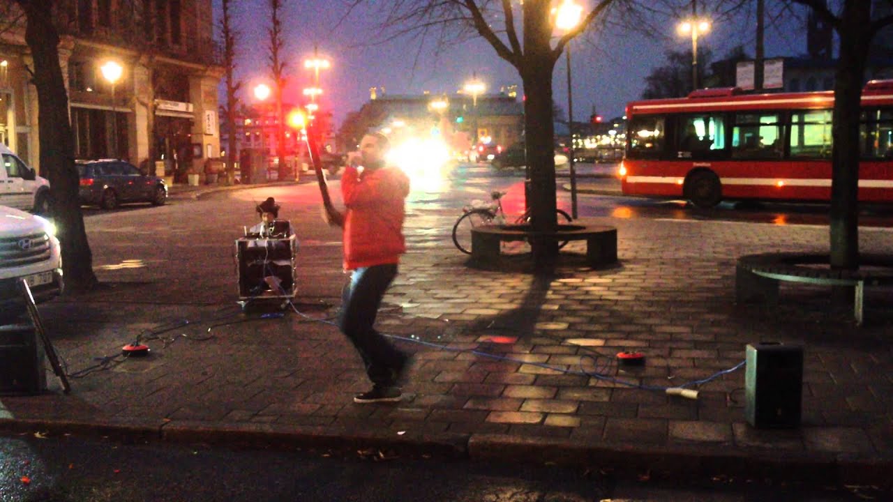 Här väcker Markoolio portugisiska landslaget - RIX FM