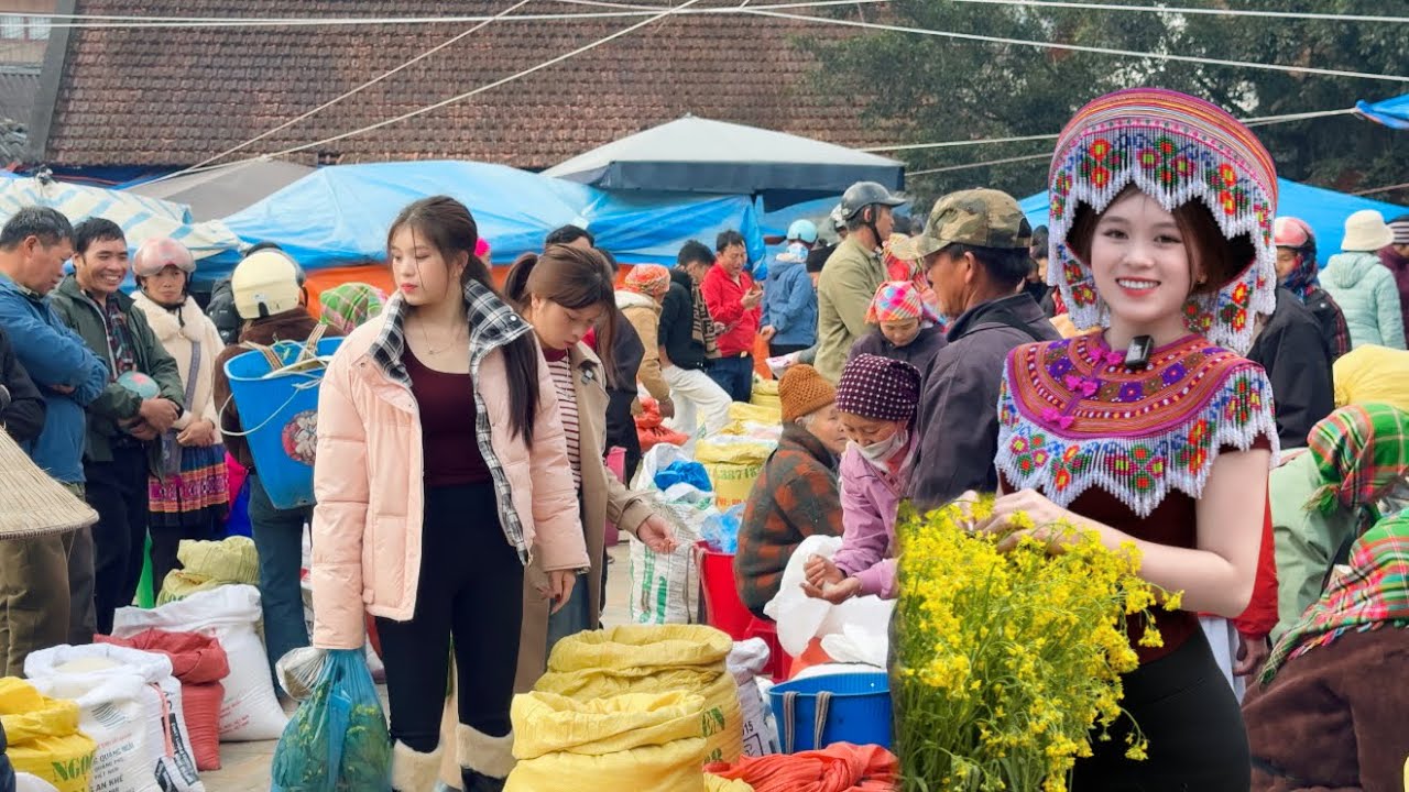 EM MỶ ĐI CHỢ PHIÊN THẤY NHIỀU ĐỒ RỪNG LẠ VÀ BẤT NGỜ VỀ VẺ ĐẸP CỦA TRANG PHỤC H’MÔNG NĂM NAY