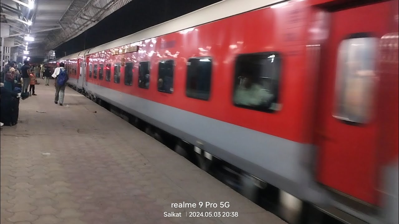 12121 Jabalpur Hazrat Nizamuddin MP Sampark Kranti express arrival at Katni Murwara Railway Station