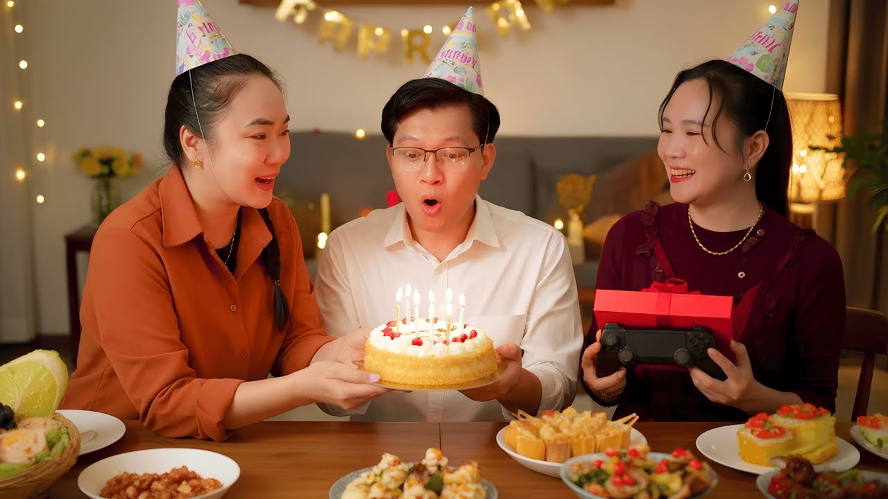 Ly Tu Tien Knits Scarf For Jack's Birthday - Mother Loi's Cake Brings Emotional Tears