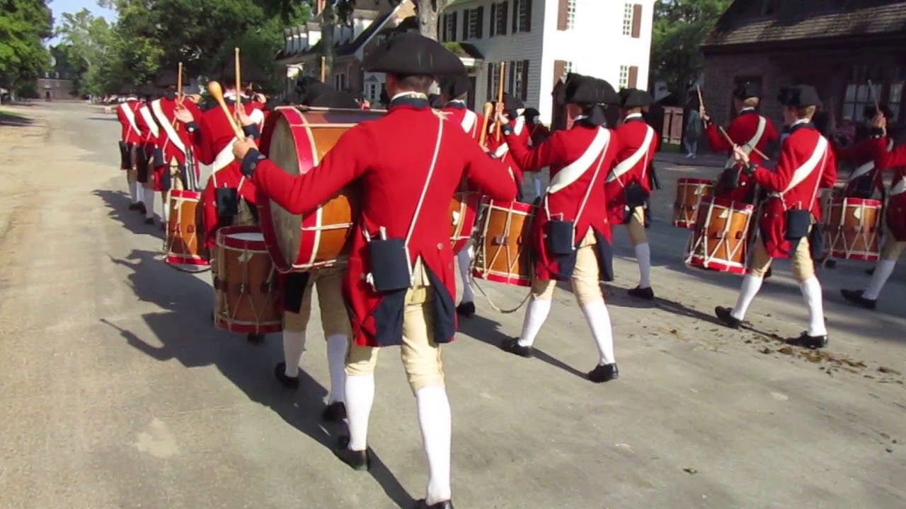 Colonial Williamsburg Fifes and Drums march toward the Capitol on Friday, 8/25/17 7517