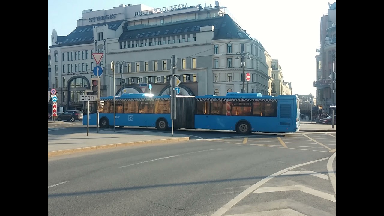 ЛиАЗы-6213.65 201107 и 5292.22 040351 На Лубянской площади