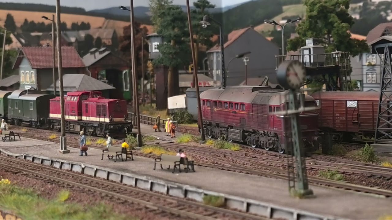 Bahnhofsatmosphäre in Hohendorf - BR115, 120,VT172 (DR) und ein bisschen Kleinstadt in H0