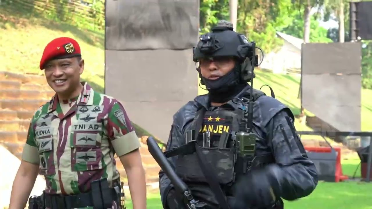 Penyematan Brevet Kehormatan Anti Teror dan Kunjungan Kerja Danjen Kopassus di Satuan 81 Kopassus
