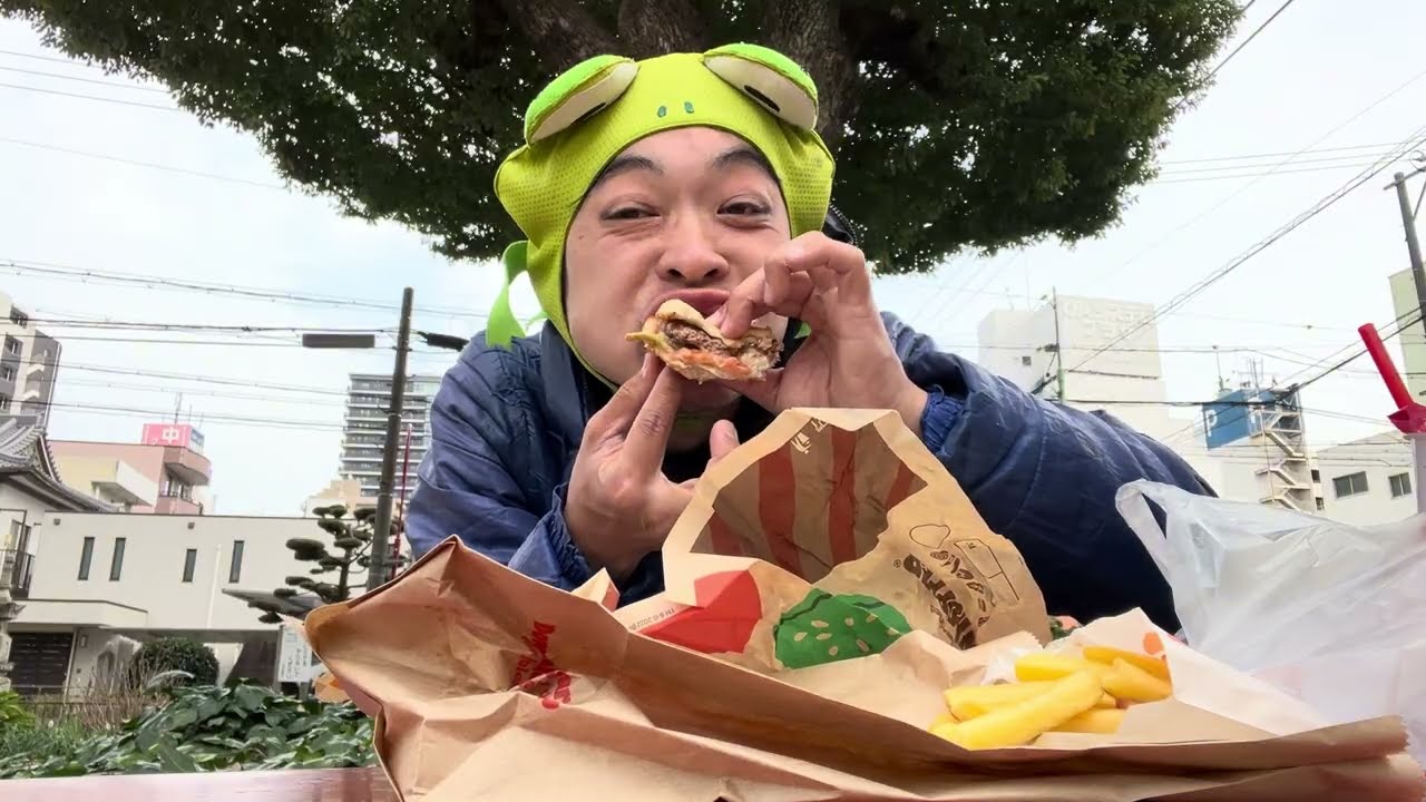 カエルおじさんがバーガーキングを貪る