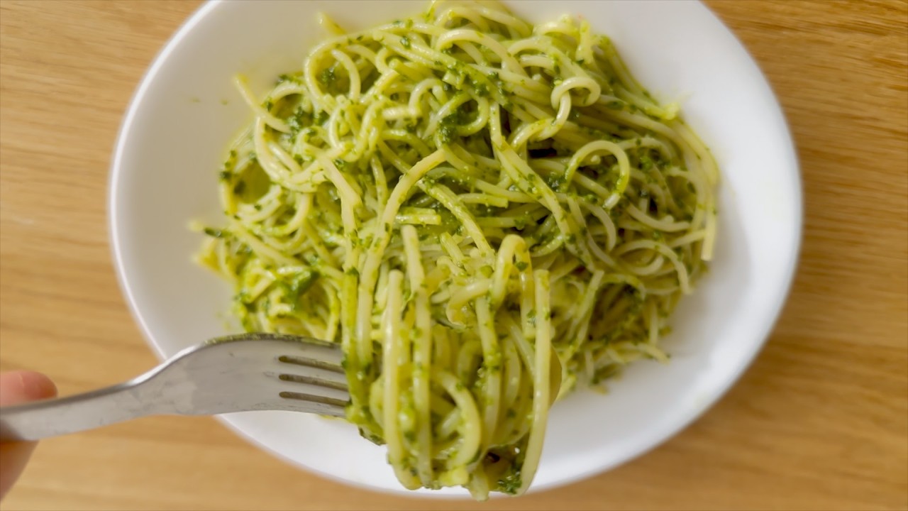 Easy Homemade Pesto Recipe (Ready in 5 Minutes)