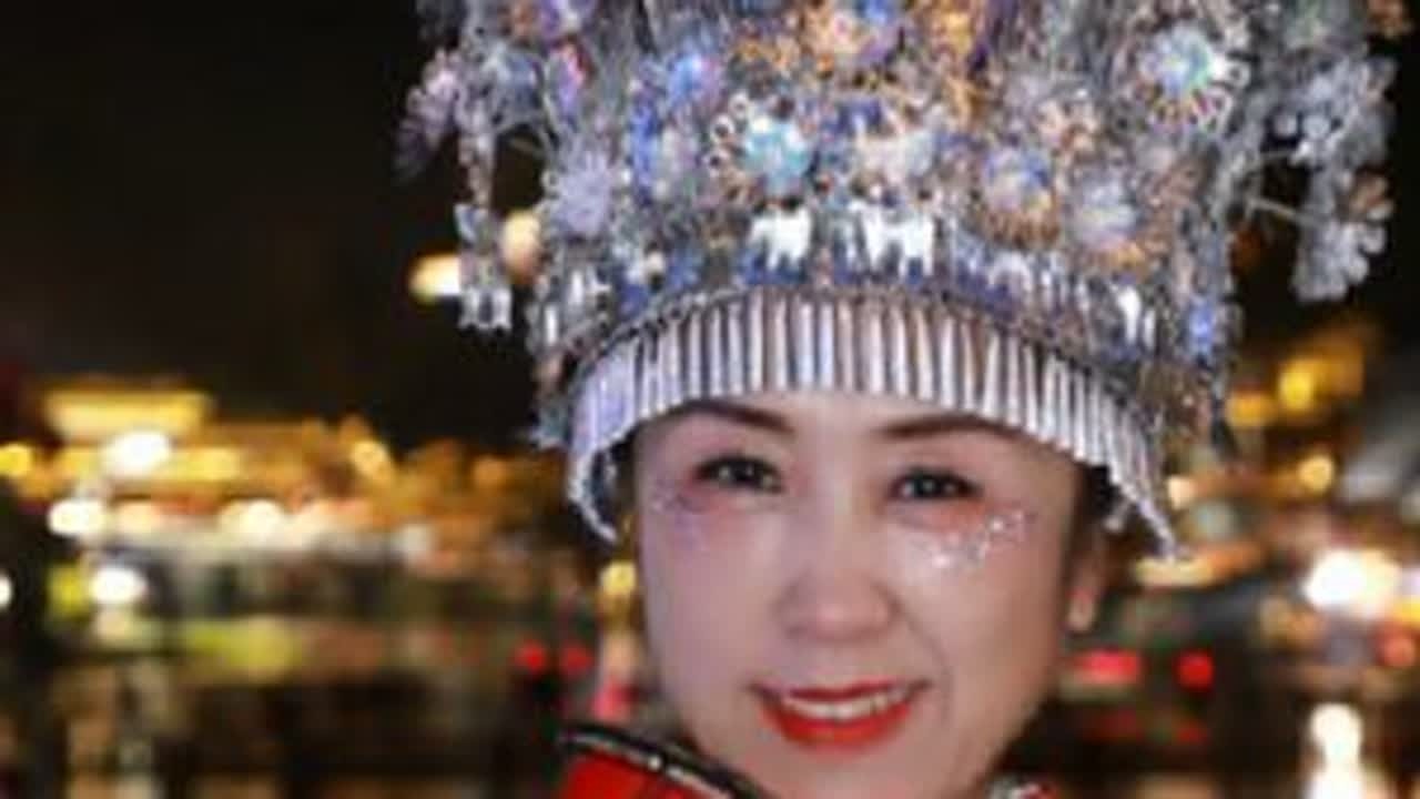 身着苗族服装，体验少数民族风情，行走在美丽的凤凰古城#总要穿一次苗族服饰吧 #苗寨风情