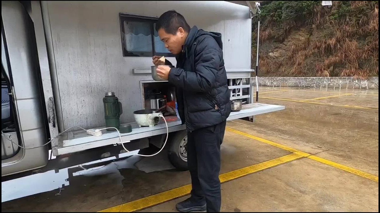 骑电三轮旅行，露营遇到下雨天，吃昨天的剩菜剩饭真香 #自驾游