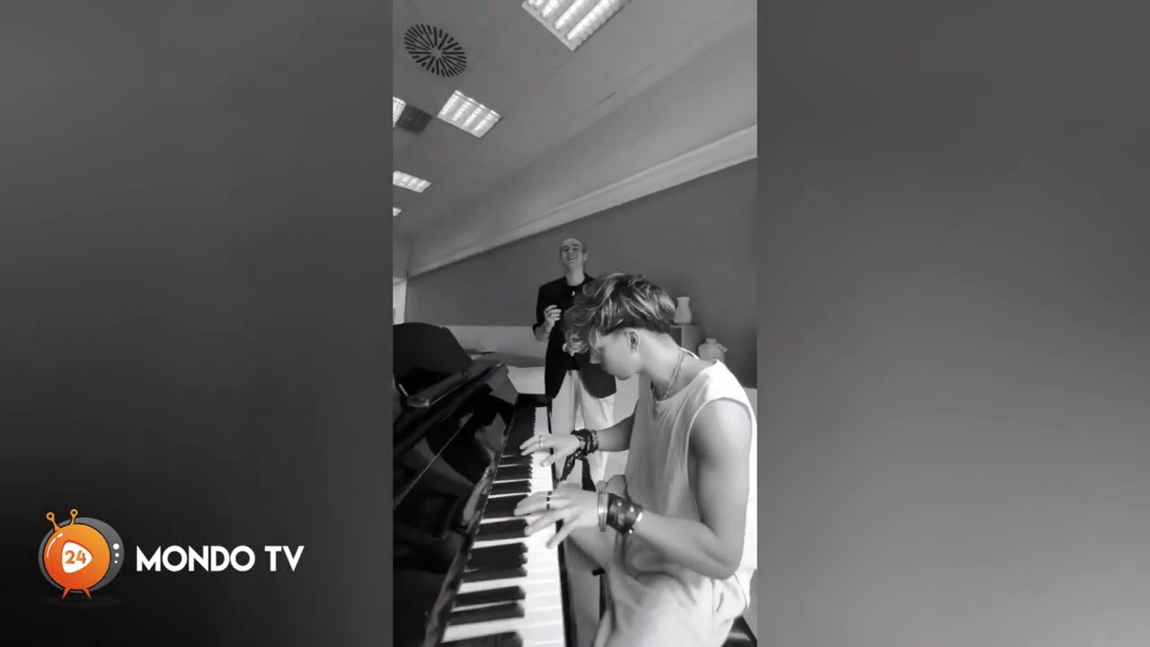 Amici 22, Mattia suona mentre Aaron canta Universale, i baci tra Maddalena e Mattia - MondoTV24.IT