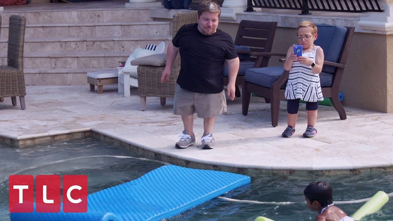 Zoey and Will Go For A Swim in Their New Pool  | The Little Couple