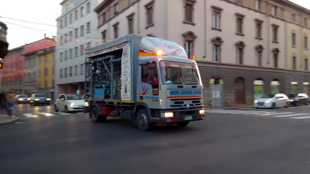 Arrivo in piazza Sant'Anna del Camion dei Campanari di Bergamo (Epifania 2016)