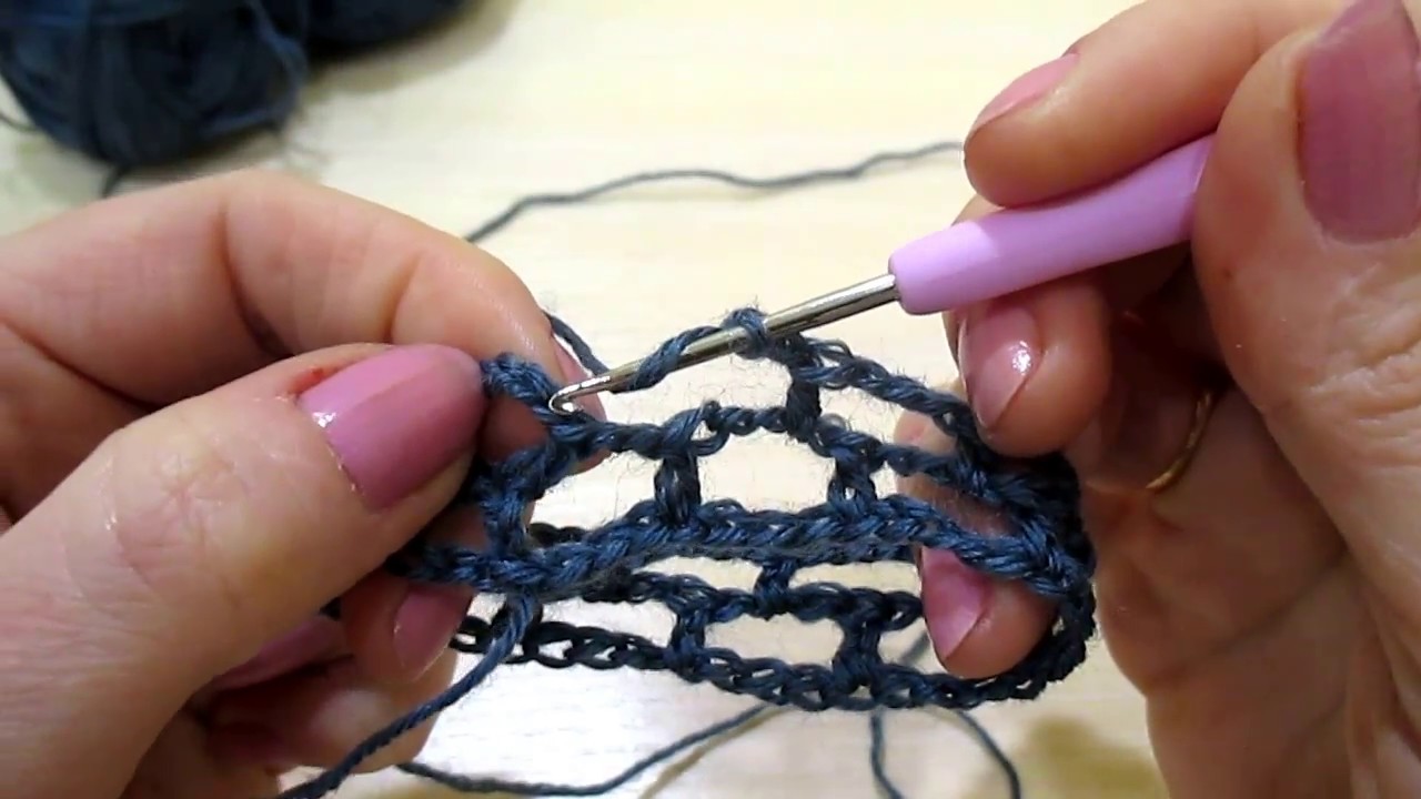 Убавление в узоре сеточка (вязание по кругу крючком). Decrease in the mesh pattern