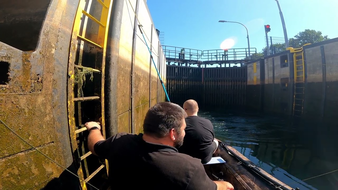 Schleuse vom Senftenberger See zum Geierswalder See mit dem Schlauchboot