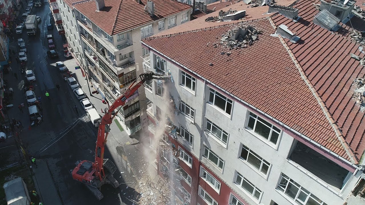 Bahçelievler'deki ağır hasarlı bina yıkılıyor