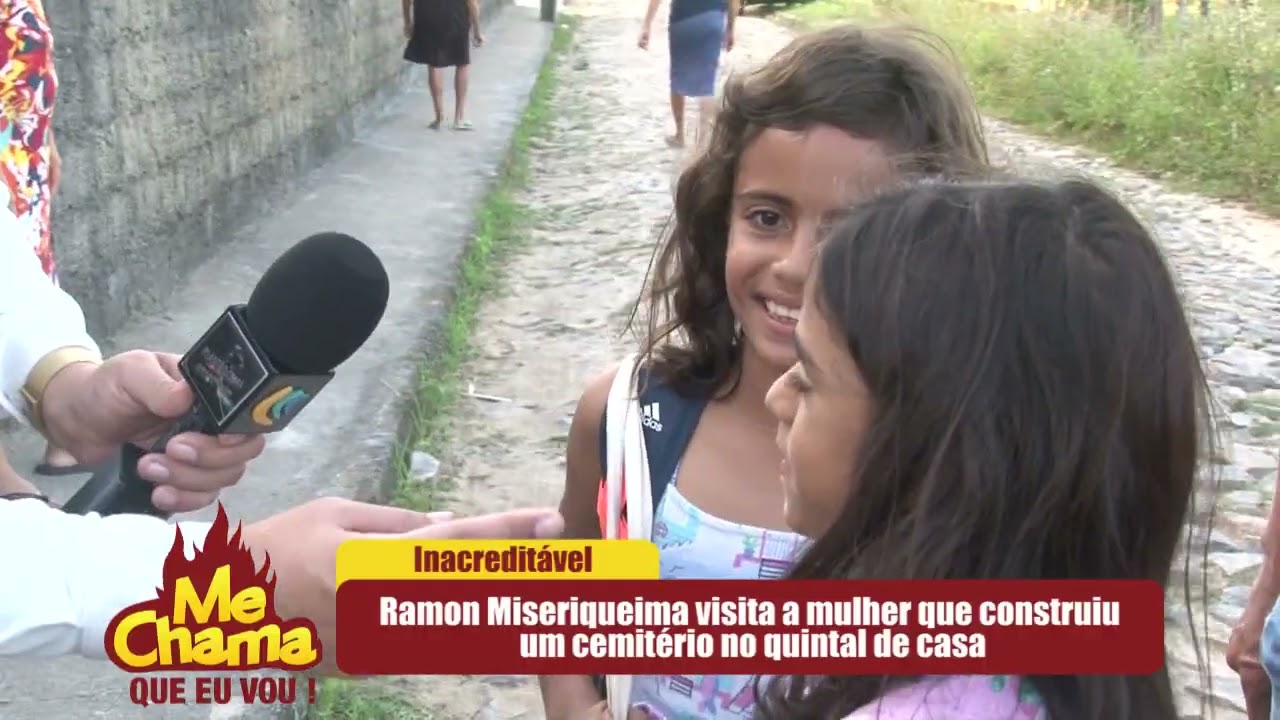 Ramon Miseriqueima visita a mulher que construiu um cemitério no quintal de casa