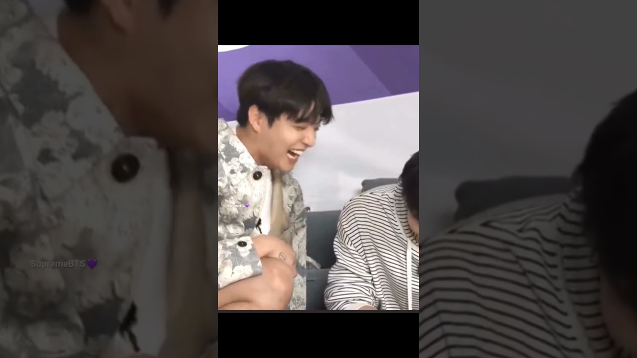 Jungkook hard laugh! JIMIN SHOWING THE PIC HE TOOK OF JK’S FUNNY FACE AND MAKING HIM LAUGH SO HARD😭