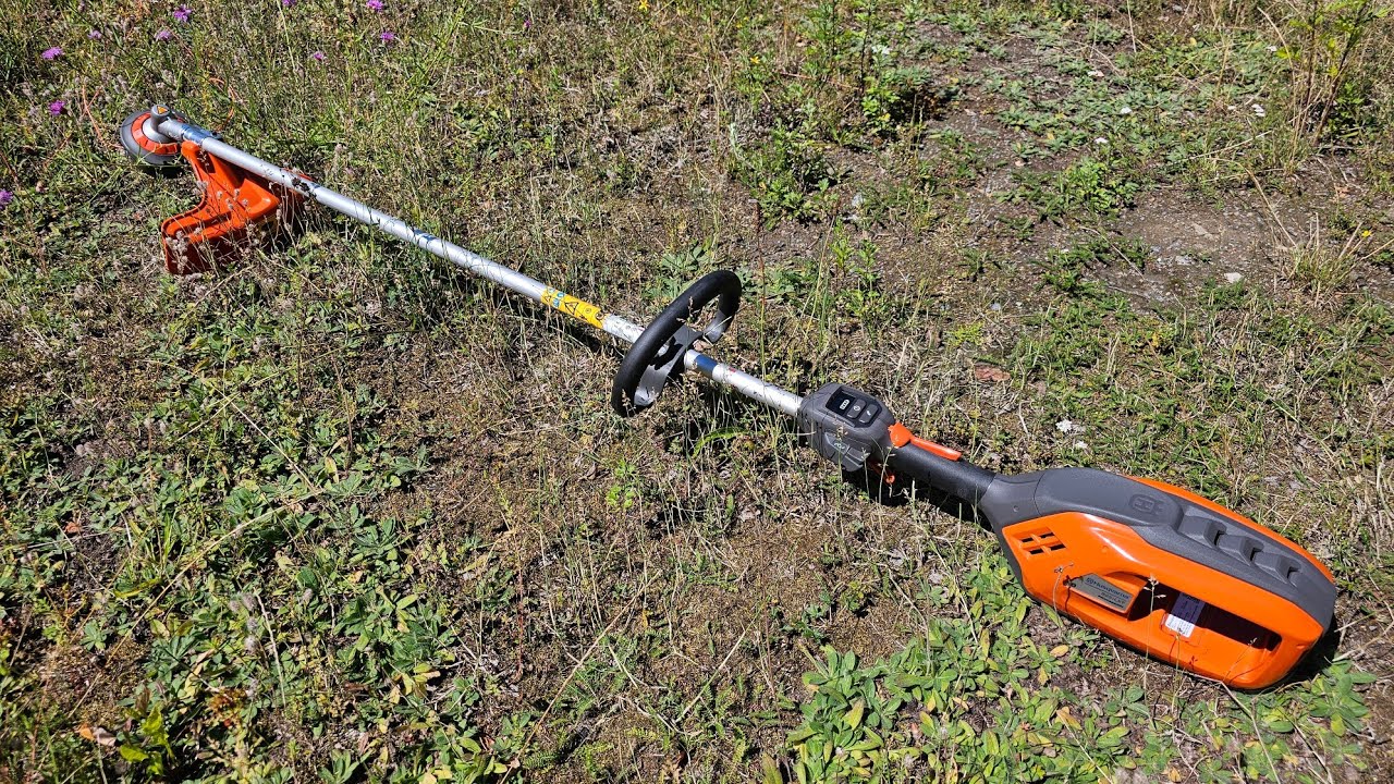 Husqvarna 525iLXT PROFESIONÁL / Cutting the grass with a trimmer