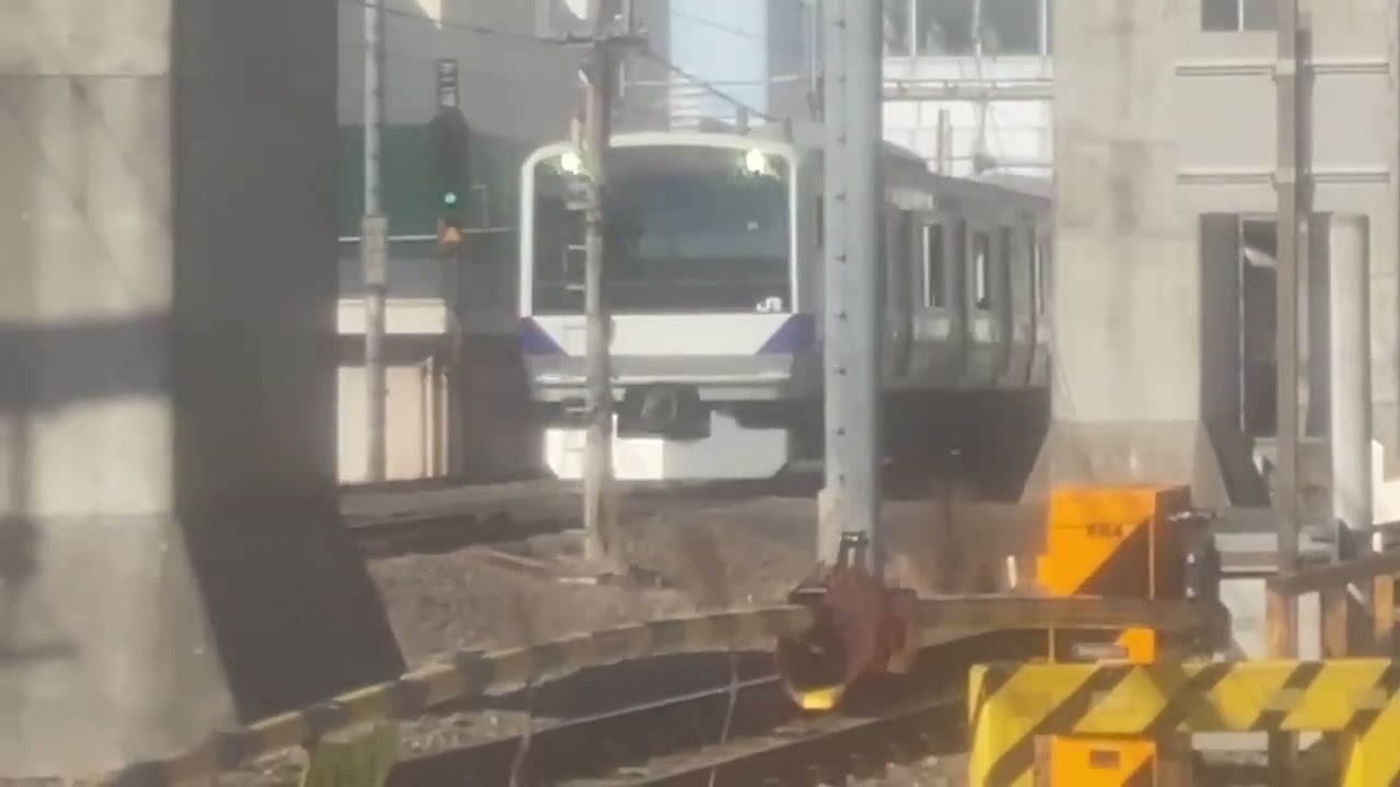 北千住大踏切を通過するE531系です。