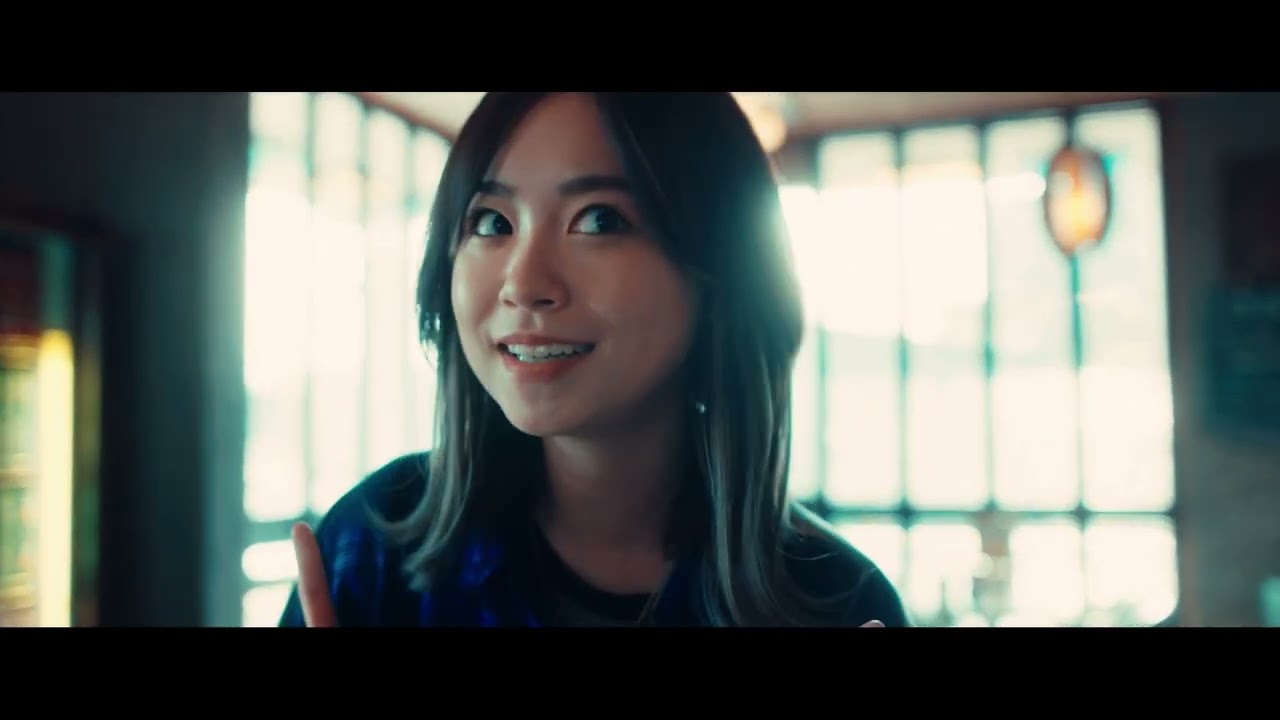 杏花・コーラを飲むシーン ahamoショートドラマ『きいてください、最後の曲です』