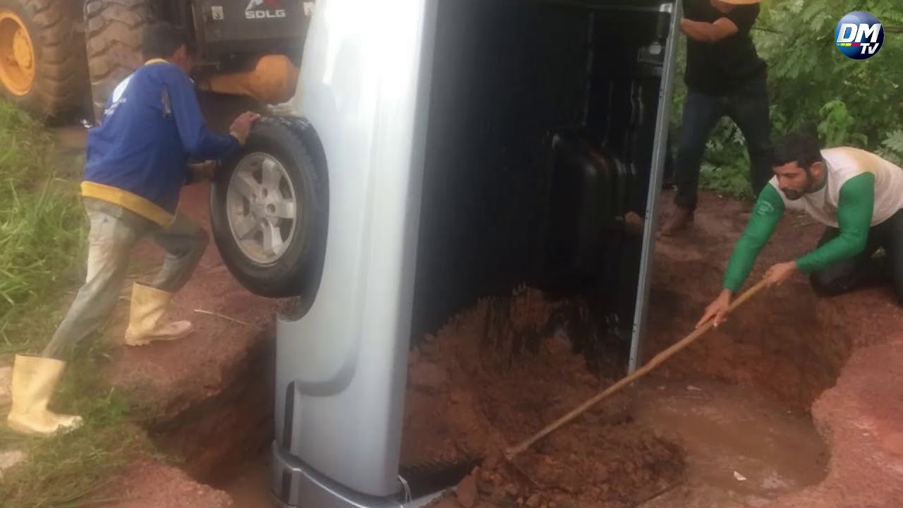 DM News :: Caminhonete &eacute; 'engolida' por cratera de 7 metros em estrada em C&aacute;ceres (MT)