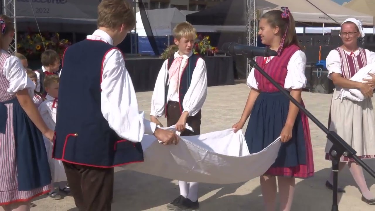 Folklorní soubor Červený Kostelec na dožínkách v Praze na Letné 2022, č.1