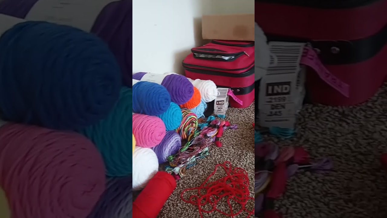 my favorite colors of yarn it's so pretty especially the white yarn