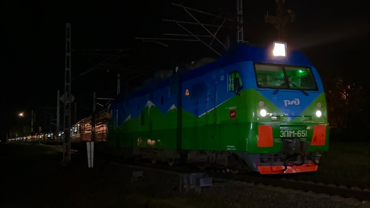 Электровоз ЭП1М-651 с туристическим поездом №929 «Жемчужина Кавказа» отправляется со станции Майкоп