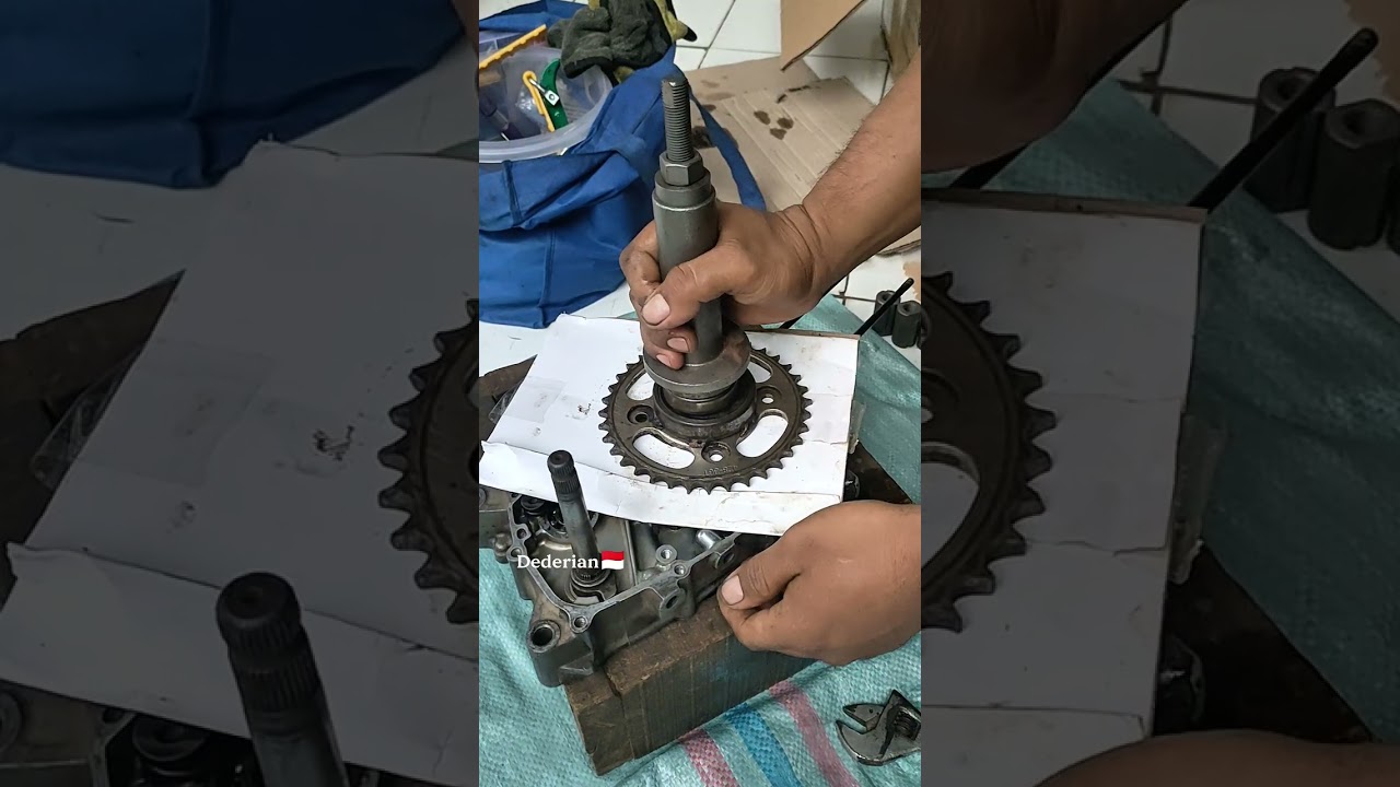 Cara memasang Kruk as motor Revo absolute menggunakan treker khusus 