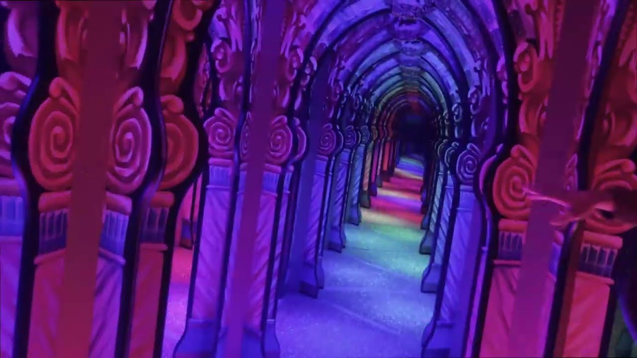 ESCAPING THE WORLD'S HARDEST MIRROR MAZE IN 10 MINUTES!!