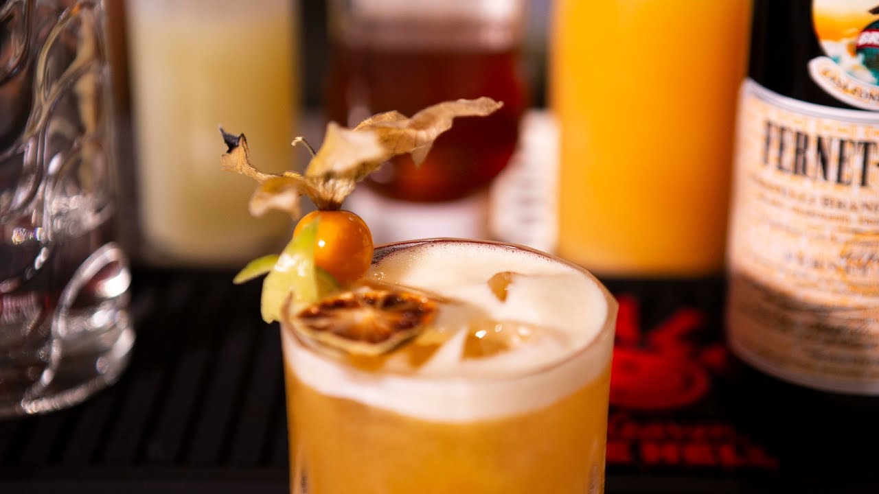 Como fazer o Nordestino Sour, drinque com cacha&ccedil;a, mel e Fernet