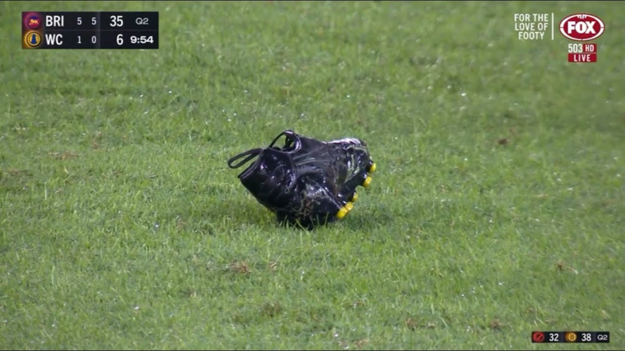 Barrass losses boot and Cameron threw it away 🤣 - AFL Round 8 2022