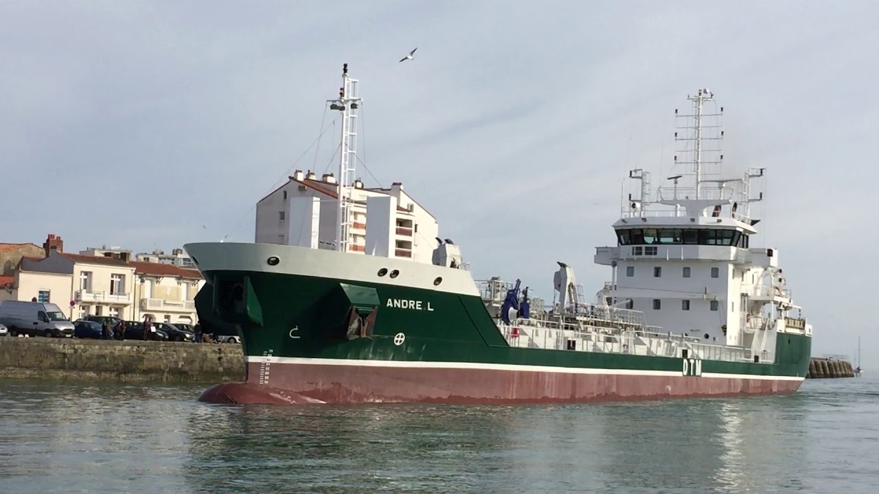 Les Sables d'Olonne - Entrée d'un cargo dans le chenal