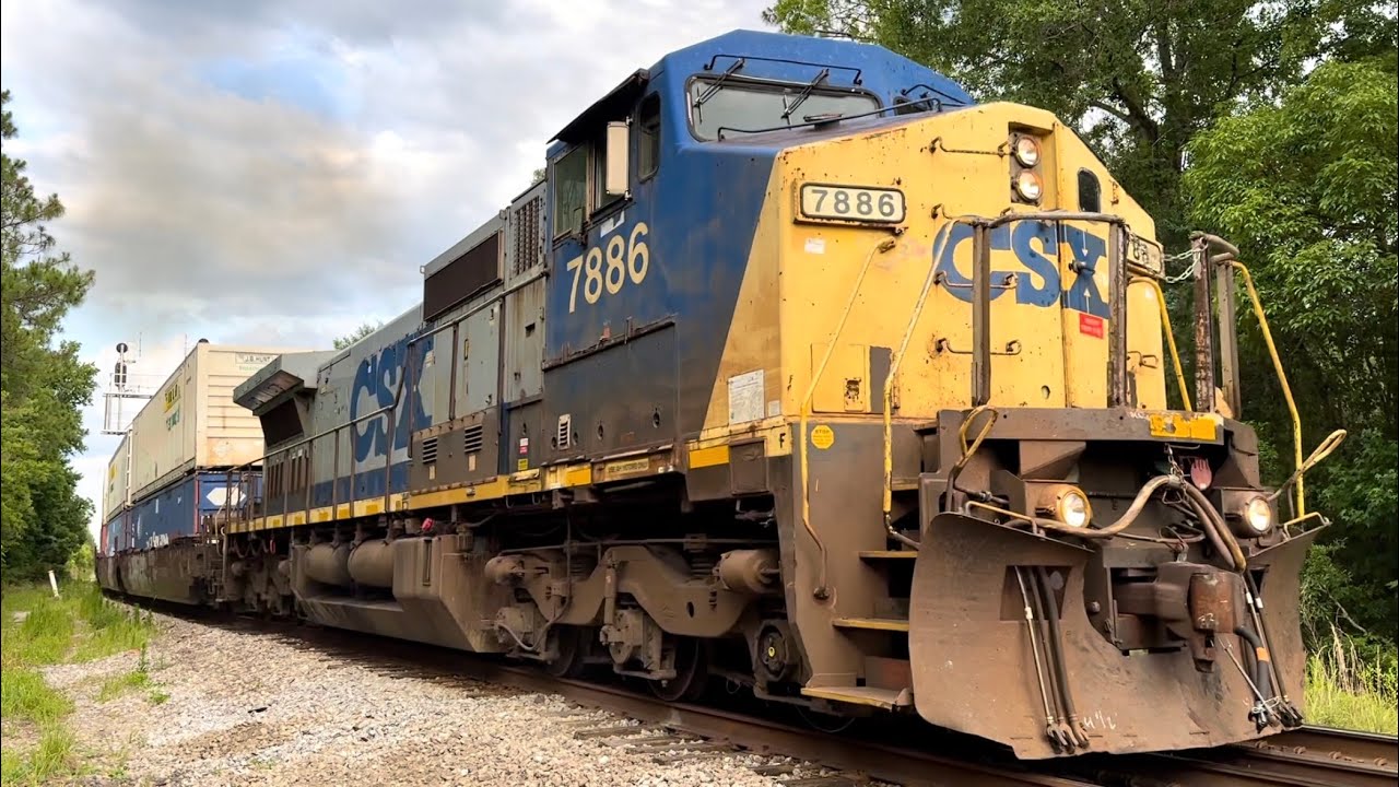 Rare YN2 CSX Dash 8 7886 Leads I045-27 at S.E. Whitehouse 