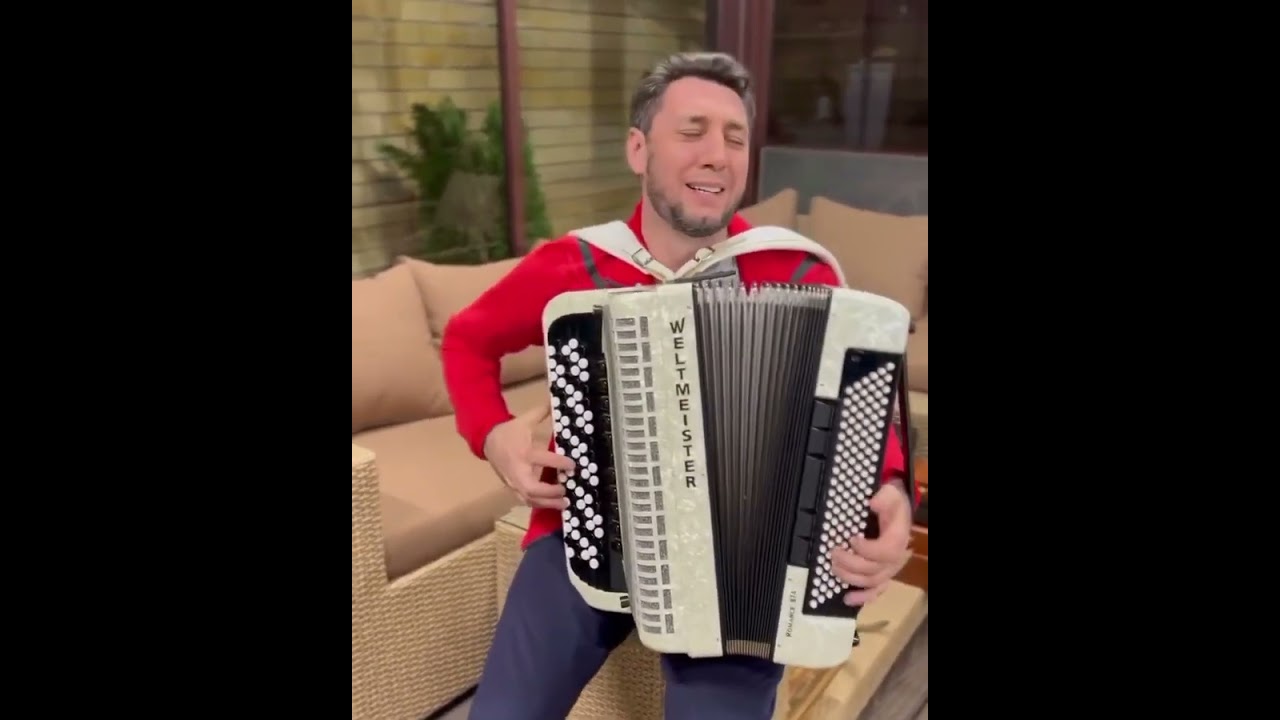 Фирдүс Тямаев безгә матур җырлы сәлам юллый.