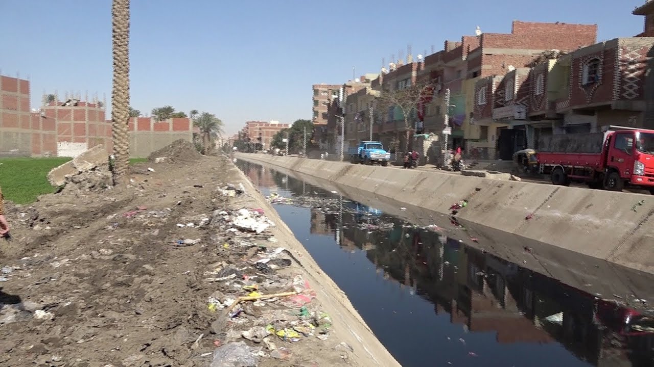أهالي العزيزية عن ترعة القمامة : معندناش خدمات ومش بنرمي لوحدنا